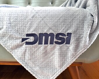 カスタムロゴ刺繍ブランケット/スロー、ロゴブランケット、ビジネスプロモーションギフト、顧客感謝、軽量、フランネルフリース、オフィス装飾