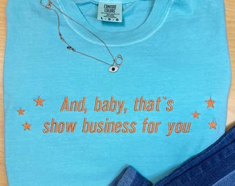 Camiseta bordada con colores cómodos del mundo del espectáculo, Era Showgirl, Camiseta Showgirl, bordado personalizado, Vida Showgirl, Regalo para fans de Showgirl