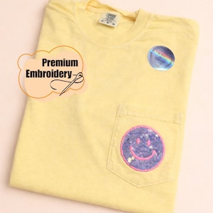 Camiseta con lentejuelas y bordar cara feliz personalizado, camiseta Comfort Colors, camiseta con sonrisa personalizada, bordado de lentejuelas, camiseta retro feliz, color neón