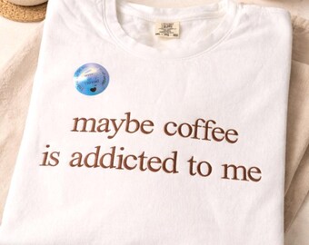 カスタム刺繍入りコンフォートカラーズ軽量スウェットシャツ/Tシャツ、「たぶんコーヒー中毒」、コーヒー好きシャツ、コーヒーユーモア、コーヒークルー