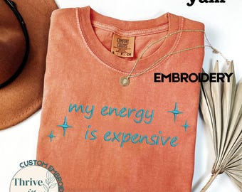 Camiseta bordada "My Energy Is Expensive" de Comfort Colors, camiseta Showgirl Life, camiseta Showgirl, Life Of Showgirl, camiseta para fans de la era Showgirl