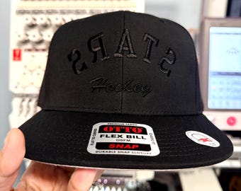 Benutzerdefinierte Stickerei Hockey Team Mütze, trendiger umgedrehter Text, benutzerdefinierter Teamname und Farbe, strukturierte Flat Bill Snapback Mütze, Geschenk für Hockeyspieler