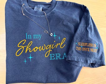 Camiseta con bordado "In My Showgirl Era Comfort Colors" y bordado en las mangas. Camiseta Showgirl Life, "Life Of Showgirl", camiseta bordada Tready.