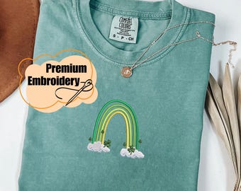 St Patrick's Day Stickerei Comfort Farben T-Shirt, niedlicher Shamrock Regenbogen gesticktes T-Shirt, gestickte Mini Shamrocks Rundhalsausschnitt, irisches Hemd