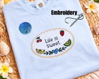 Benutzerdefinierte Stickerei Sommer Obst T-Shirt, das Leben ist süß T-Shirt, Erdbeer Komfort Farben T-Shirt, süßes Sommer Shirt, Zitrone Shirt, süßes Beeren T-Shirt