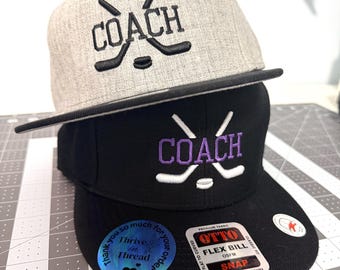 Benutzerdefinierte Stickerei Hockey Team Mütze, 3D Puff Foam Sticks und Puck, benutzerdefinierter Teamname und -farbe, strukturierte Flat Bill Snapback Mütze, Nummer auf der Rückseite