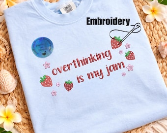 Benutzerdefinierte Stickerei Erdbeere Komfort Farben T-Shirt, Overthinking ist meine Jam, Overthinker T-Shirt, süßes Sommer Shirt, süßes Erdbeer T-Shirt
