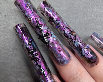 Unghie finte lunghe e quadrate in gel rigido color ametista cosmica, viola metallizzato, stile gotico, astratte, fatte a mano.