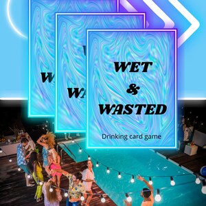 Könnte beinhalten: Drei rechteckige Karten mit einem blau-weißen Wirbeldesign, die Wörter "WET & WASTED" und "Drinking card game" sind auf den Karten aufgedruckt. Menschen versammeln sich um einen Pool mit Lichterketten.