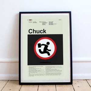 Puede incluir: Póster enmarcado con el título "Chuck" en letras blancas en negrita. El póster presenta un gráfico negro y rojo de una persona corriendo con un maletín. El texto adicional incluye los nombres del elenco y el equipo.