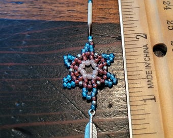 Pendientes de estrella hechos a mano con cuentas: diseño de púas de puercoespín con pluma
