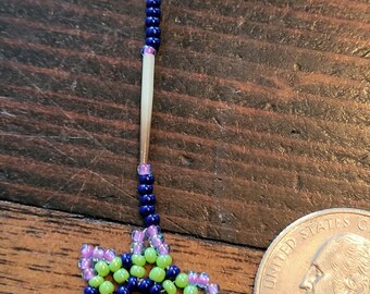 Pendientes de estrella con púas de puercoespín, hechos a mano y con cuentas nativas en un diseño original.