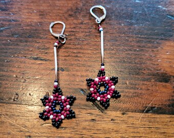 Pendientes de estrella con cuentas nativas hechas a mano con púas de puercoespín de origen ético en un diseño de estrella original.