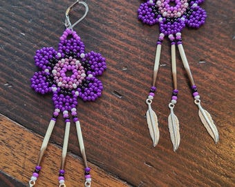 Aretes de amapola huicholes: vidrio checo tallado a mano, púas de puercoespín y dijes de plumas.