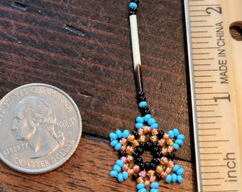 Pendientes de estrella artesanales elaborados a mano con cuentas de púas de puercoespín de origen ético, diseño original.