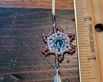 Pendientes de estrella con púas de puercoespín, hechos a mano y con cuentas nativas, en un diseño original con dije de pluma.