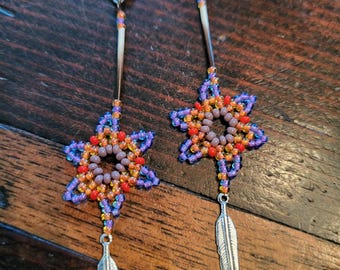 Pendientes de estrella con púas de puercoespín, hechos a mano y con cuentas nativas, en un diseño original con dije de pluma.