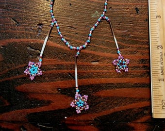 Collar nativo con cuentas, púas de puercoespín y estrellas colgantes en patrón de flor de calabaza