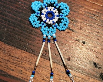 Aretes de flores con cuentas huicholes: púas de puercoespín, dijes de plumas de plata