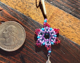 Pendientes de estrella con púas de puercoespín, hechos a mano y con cuentas nativas, en un diseño original con dije de pluma.