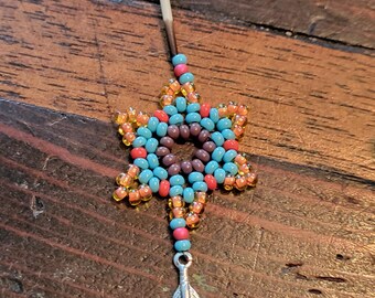 Pendientes de estrella con púas de puercoespín, hechos a mano y con cuentas nativas, en un diseño original con dije de pluma.