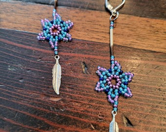 Pendientes de estrella con púas de puercoespín, hechos a mano y con cuentas nativas, en un diseño original con dije de pluma.