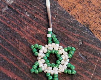 Pendientes de estrella artesanales, elaborados a mano con cuentas y púas de puercoespín, con un diseño original y un dije de hoja.