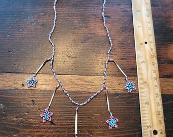 Collar nativo con cuentas, púas de puercoespín y estrellas colgantes en patrón de flor de calabaza