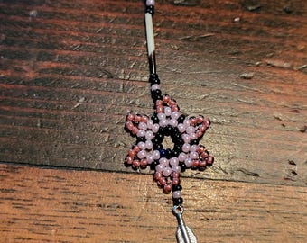 Pendientes de estrella con púas de puercoespín, hechos a mano y con cuentas nativas, en un diseño original con dije de pluma.
