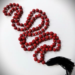 Natürliche rote Madrone Beeren Mala Kette mit schwarzer Baumwoll Quaste