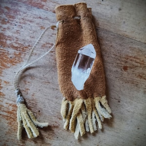 Très petite pochette en cuir cousue main avec cristaux de quartz