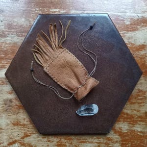 Piccola borsa in pelle con frange e cristallo di quarzo (custodia da viaggio per pietre preziose)