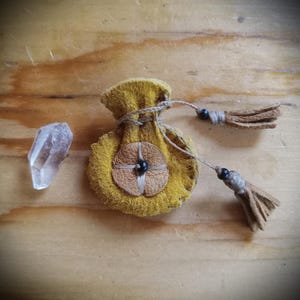 Pochette à pharmacie en microcuir avec houppes et cristal de quartz