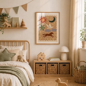 Könnte beinhalten: Ein gerahmter Kunstdruck mit einem skurrilen Design mit Sonne, Mond, Sternen, Pferd, Taube und Wolken. Das Kunstwerk befindet sich in einem Kinderzimmer mit einem Holzbett, einem sternförmigen Kissen und einem kleinen Holzhaus.