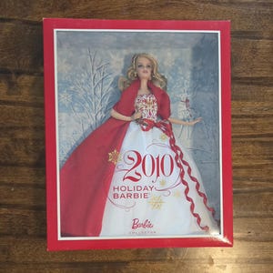 Puede incluir: Un juego de tres tazas de cerámica con un acabado mate moteado. Las tazas son de color crema, gris claro y gris oscuro. Cada taza tiene un diseño simple y minimalista, ideal para café o té.