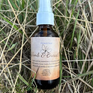 以下が含まれることがあります： 白いポンプトップと「Heaven Sent Womb & Breast Oil」と書かれたラベルが付いた茶色のガラス瓶。ラベルには、蝶のグラフィックと、オーガニックEVO、ワイルドカモミール、オーガニックローズヒップ、ワイルドラズベリーリーフ、サンシャインオブラブなどの成分リストも含まれています。