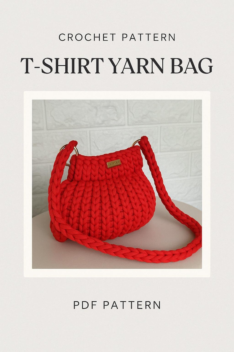 Pode incluir: Uma bolsa de fio de camiseta vermelha brilhante, feita &agrave; m&atilde;o, com uma al&ccedil;a tran&ccedil;ada e argolas douradas. A bolsa tem um design texturizado e canelado e uma pequena etiqueta retangular. O texto "CROCHET PATTERN" e "T-SHIRT YARN BAG" s&atilde;o exibidos.