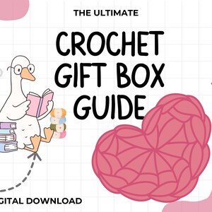 以下が含まれることがあります： 「THE ULTIMATE CROCHET GIFT BOX GUIDE」のテキストが入ったデジタルダウンロードグラフィック。本を読むガチョウのイラスト、糸、ピンクのハート型のデザインも特徴です。背景はグリッドパターンで白です。