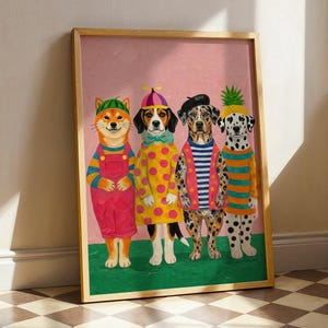 以下が含まれることがあります： カラフルな衣装を着た4匹の擬人化された犬が描かれた、額入りのアートプリント。 犬たちはピンク色の背景に緑の草の上に立っています。 アートワークは木製のフレームに入っています。