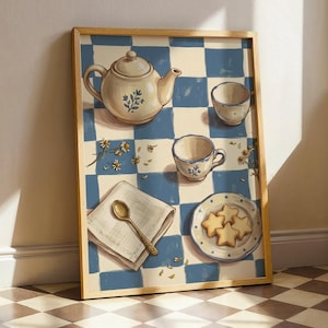 Puede incluir: Una lámina de arte enmarcada con un patrón de cuadros azules y crema. La ilustración muestra una tetera de cerámica, dos tazas, un plato con galletas en forma de estrella, una cuchara dorada sobre una servilleta doblada y flores de manzanilla.