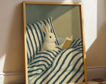 Ilustração de Coelho Lendo na Cama - Pôster Aconchegante de Coelho para Quarto, Ilustração Retrô de Animal Tranquilo e Leitor para Decoração de Estante