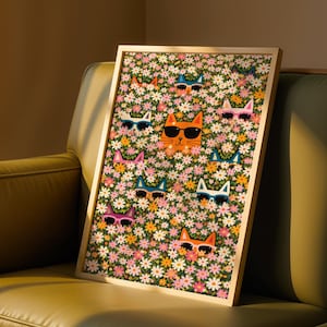Färgglatt tryck med trädgårdskatter, kattposter med Klimtblommor, rolig inredning i lekrum för barn, maximalistisk blomposter, nyckfullt djurmotiv modern popkonst