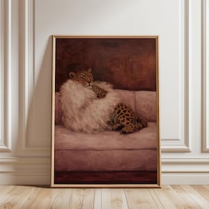 Leopard i soffa rosa rubinfärgad tryck, vintage abstrakt oljemålning, handritad mitten av århundradet poster, vilda djur väggkonst, nyckfull modedekor