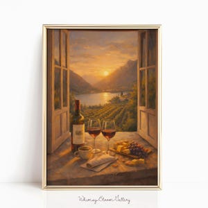 Puede incluir: Pintura enmarcada de una escena de vino. Una botella de vino, dos copas de vino tinto, una taza y un aperitivo están sobre una mesa cerca de una ventana abierta. La ventana da a un viñedo, un lago y montañas al atardecer.