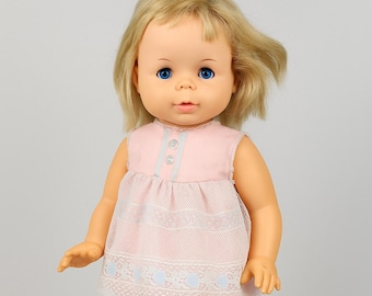 Vintage babypop met blond haar en blauwe ogen – Sleepy Eyes-pop in roze kanten jurk – Retro speelgoed