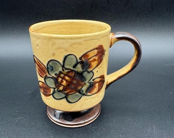 Taza de cerámica vintage con estampado floral – Taza de café artesanal con pedestal