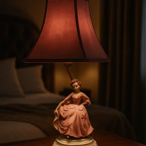 ビクトリア朝の貴婦人フィギュア付きヴィンテージ・ブドワールランプ | 藤色のシェード付きセラミック磁器ドレッサーランプ | ロマンティックなシャビーシックな化粧台ライト
