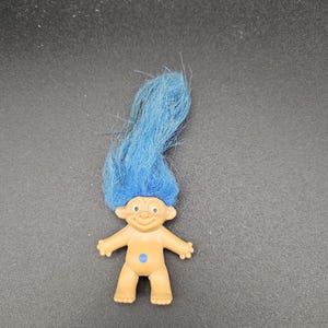 Bambola Troll Vintage con Capelli Blu Brillanti – Giocattolo di Plastica di Metà Secolo – Portafortuna Kitsch