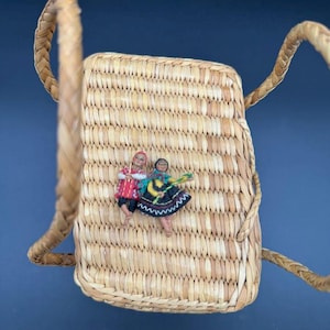 Vintage gewebter Korb Geldbörse mit Miniatur-mexikanischen Puppen-Paar | Handgefertigtes Volkskunst-Andenken | Mid-Century Stroh Box Geldbörse