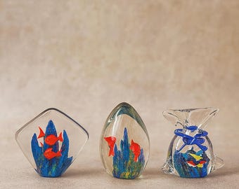 Presse-papier Lucite Vintage – Aquarium Avec Poisson Ange, Thermomètre Et Coquillages – Ambre